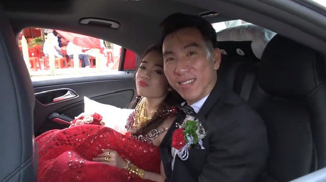 Xuất hiện đám cưới 100 cây vàng đình đám đến mức cô dâu trĩu cổ, chật kín hai tay vì vàng ở Cà Mau khiến MXH xôn xao